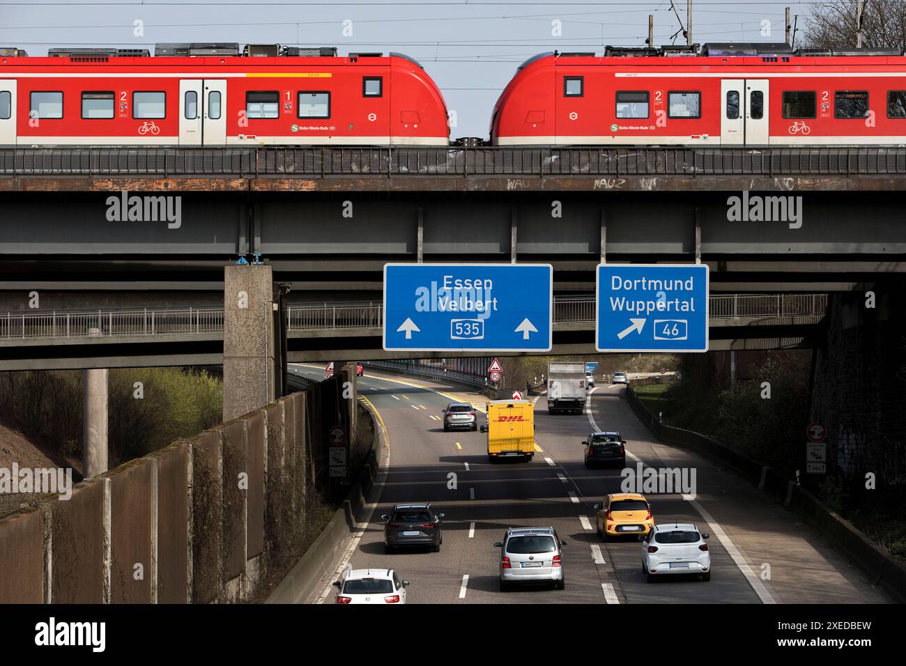 Der Regionalzug fährt über die Autobahn A535 am Sonnborner Kreuz, Wuppertal, Deutschland, Europa Stockfoto