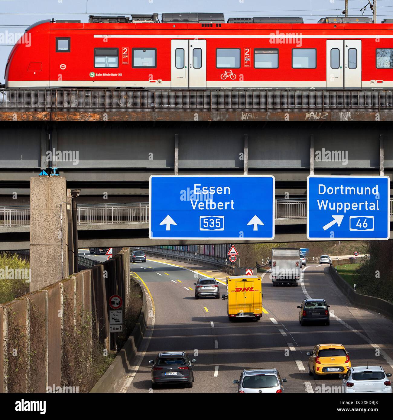 Der Regionalzug fährt über die Autobahn A535 am Sonnborner Kreuz, Wuppertal, Deutschland, Europa Stockfoto
