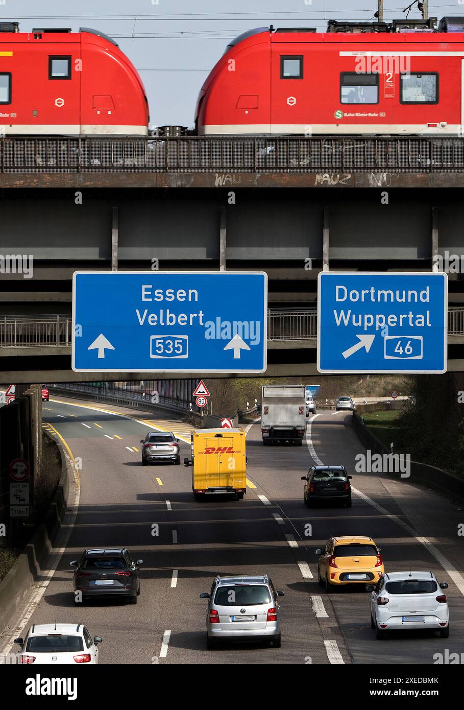 Der Regionalzug fährt über die Autobahn A535 am Sonnborner Kreuz, Wuppertal, Deutschland, Europa Stockfoto