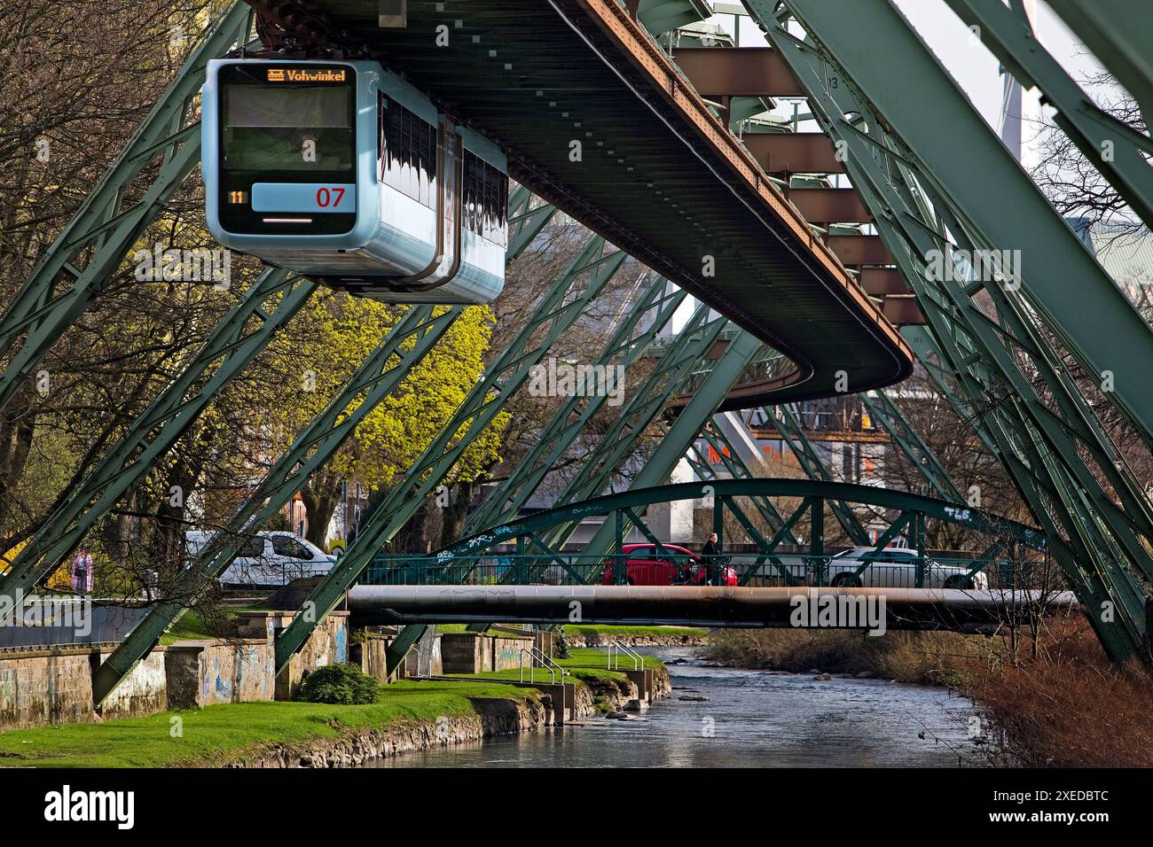 Schwebebahn über die Wupper im Stadtteil Barmen, Wuppertal, NRW, Deutschland, Europa Stockfoto