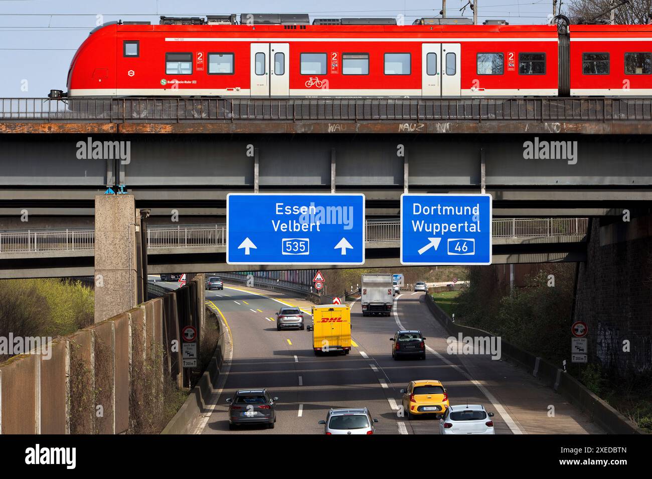 Der Regionalzug fährt über die Autobahn A535 am Sonnborner Kreuz, Wuppertal, Deutschland, Europa Stockfoto
