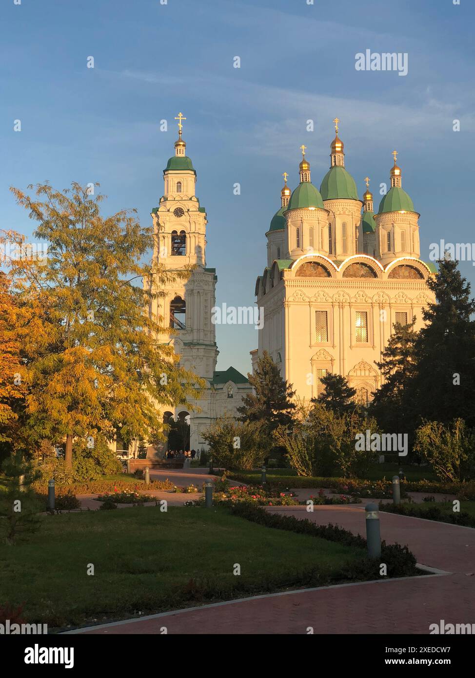 Kathedrale der Himmelfahrt und Glockenturm in Astrachan kreml in Russland Stockfoto