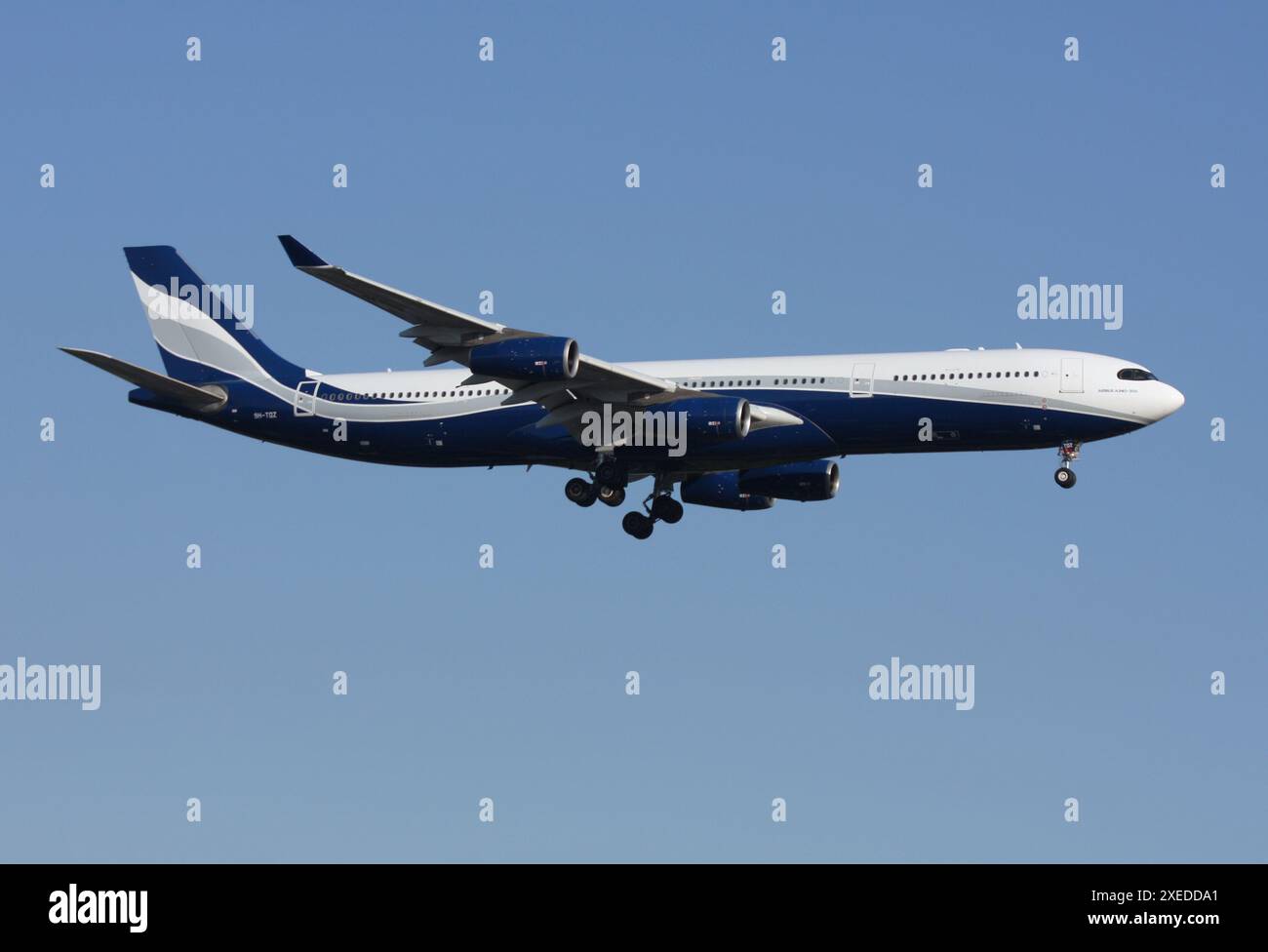 Ein Airbus A340-300 von HiFly Malta nähert sich dem Flughafen London Gatwick Stockfoto