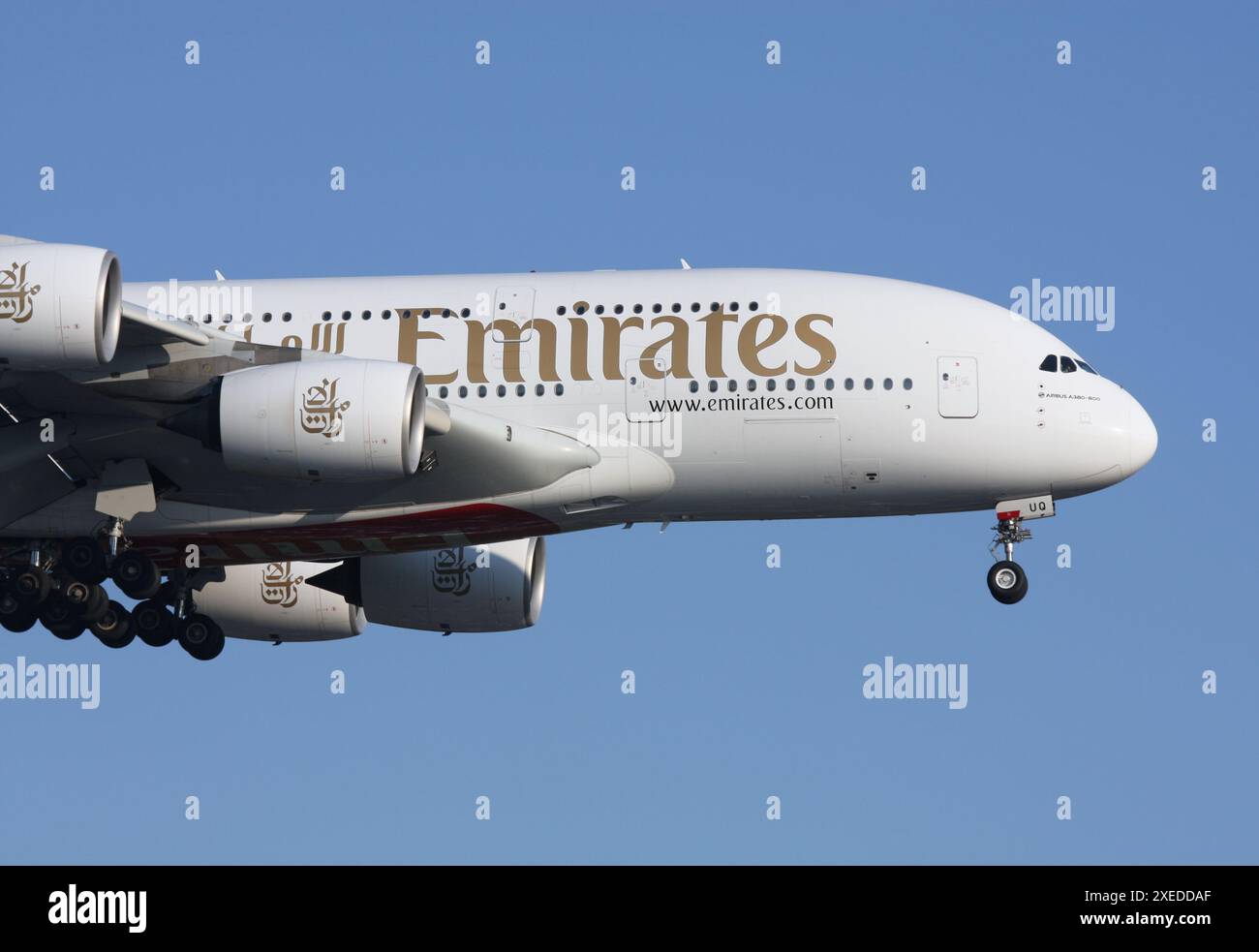 Ein Airbus A380 von Emirates nähert sich dem Flughafen London Gatwick Stockfoto