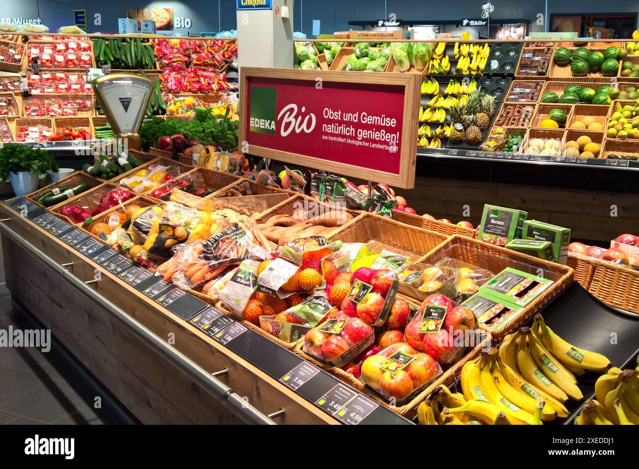 Edeka Bio, Obst- und Gemüse-Abteilung in einem Supermarkt. Die Edeka-Gruppe ist ein genossenschaftlich organisierter kooperativer Unternehmensverbund im deutschen Einzelhandel *** Edeka Bio-, Obst- und Gemüseabteilung in einem Supermarkt die Edeka-Gruppe ist eine genossenschaftlich organisierte Unternehmensgruppe des deutschen Einzelhandels Stockfoto