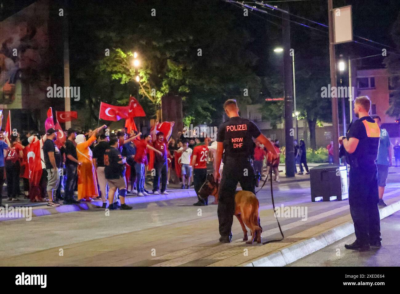 SOLINGEN: Türkische Fußballfans feierten und sorgten für Chaos in der Innenstadt als das Fußballspiel Tschechien gegen Türkei am Mittwochabend 26.06.2024 abgepfiffen war, fiel der entscheidende Siegtreffer nur wenige Momente zuvor. Fans der türkischen Nationalmannschaft hält das in Solingen aber nicht davon ab, ausgiebig den 2:1 Sieg ihrer Mannschaft in der Innenstadt zu feiern. Innerhalb weniger Minuten füllten sich die Straßen mit beflaggten hupenden Autos, Menschen lehnten mit Fahnen aus den Fenstern und Schiebedächern, rasch kam der Verkehr fast zum Erliegen. Pyrotechnik wie Bengalo Stockfoto