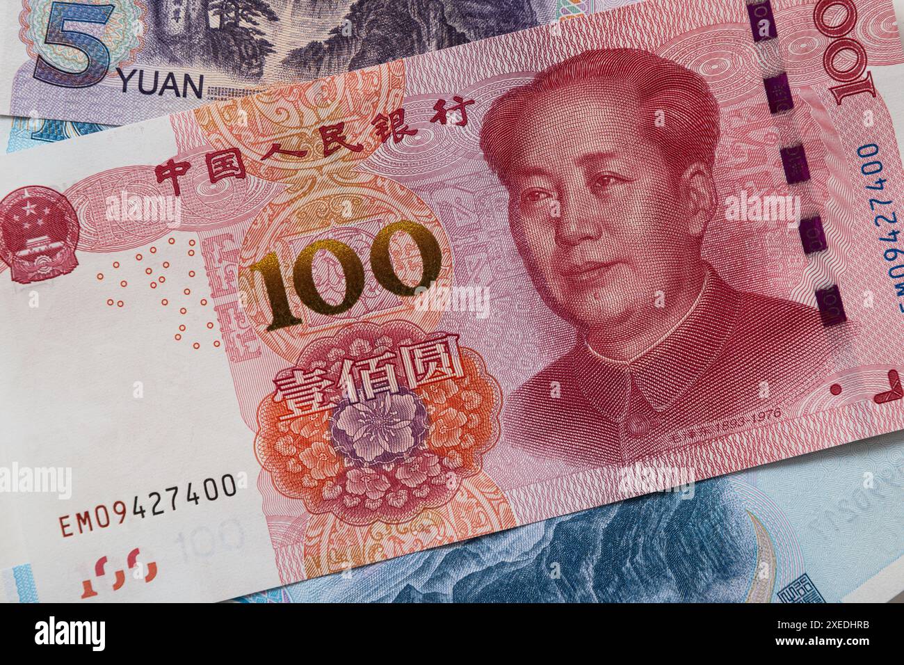 Viele verschiedene chinesische Yuan-Banknoten. Chinesische Papierwährung Yuan Renminbi-Banknoten als Hintergrund. Stockfoto