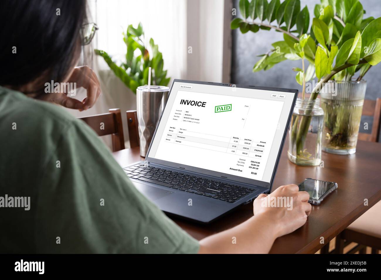 Geschäftsfrau prüft die Finanzen, Einkommen und Budget des Unternehmens. Online-Software für digitale E-Rechnungen und Kontoauszüge. Geschäftsfrau berechnet monatlich Exp Stockfoto