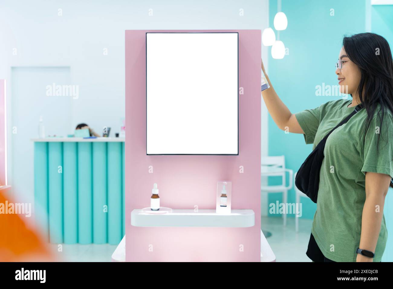 Stellen Sie ein leeres quadratisches Schild in Form eines Schnittwadens auf der Glasscheibe des Kosmetikgeschäfts vor, leeren Platz für Insert-Werbung, Multimedia-Informationsmaterial Stockfoto