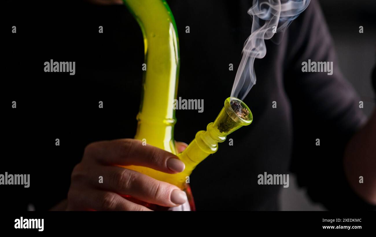 Frau Raucht Cannabis Mit Bong In Nahaufnahme Stockfoto