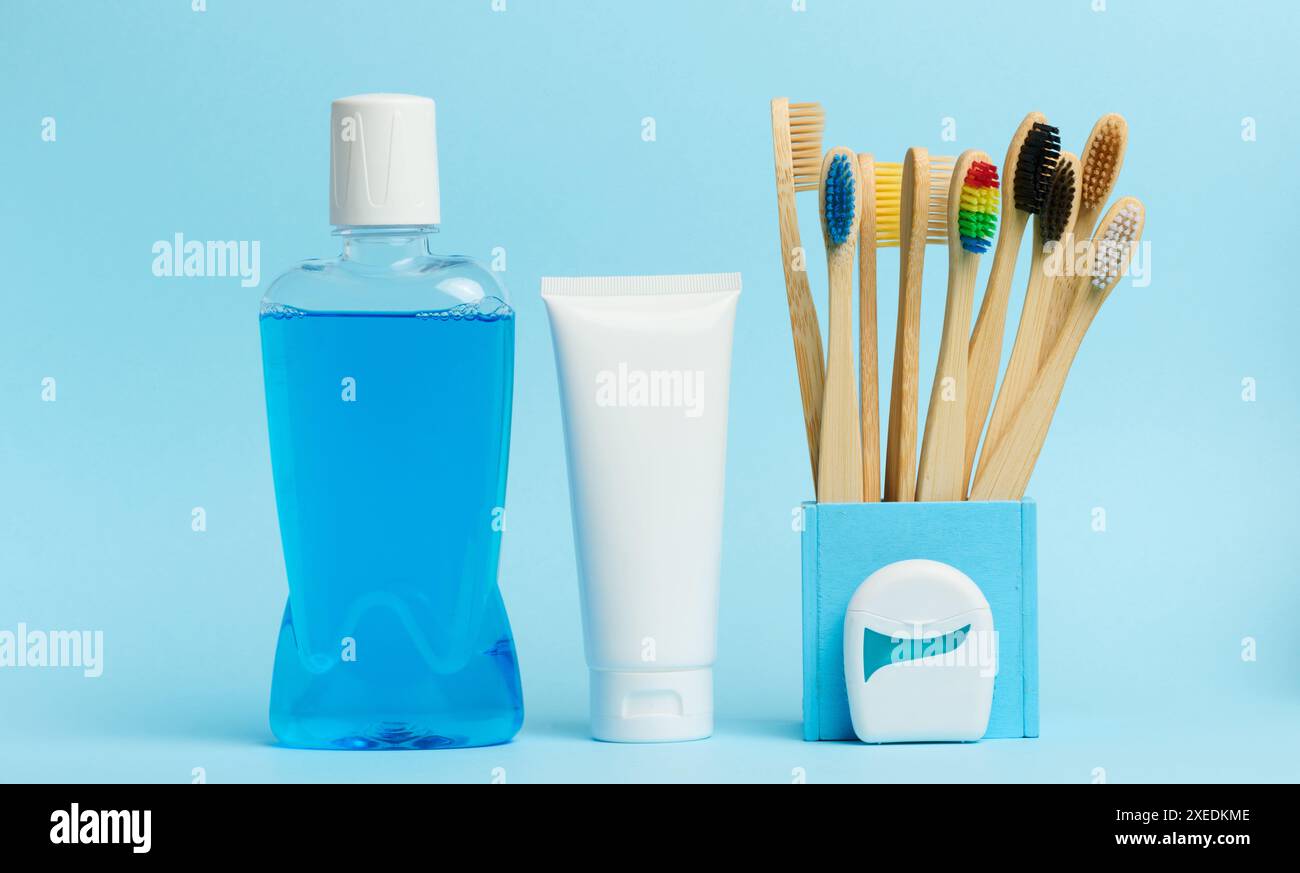 Mundspülung und Zahnpasta-Tube blauer Hintergrund Stockfoto