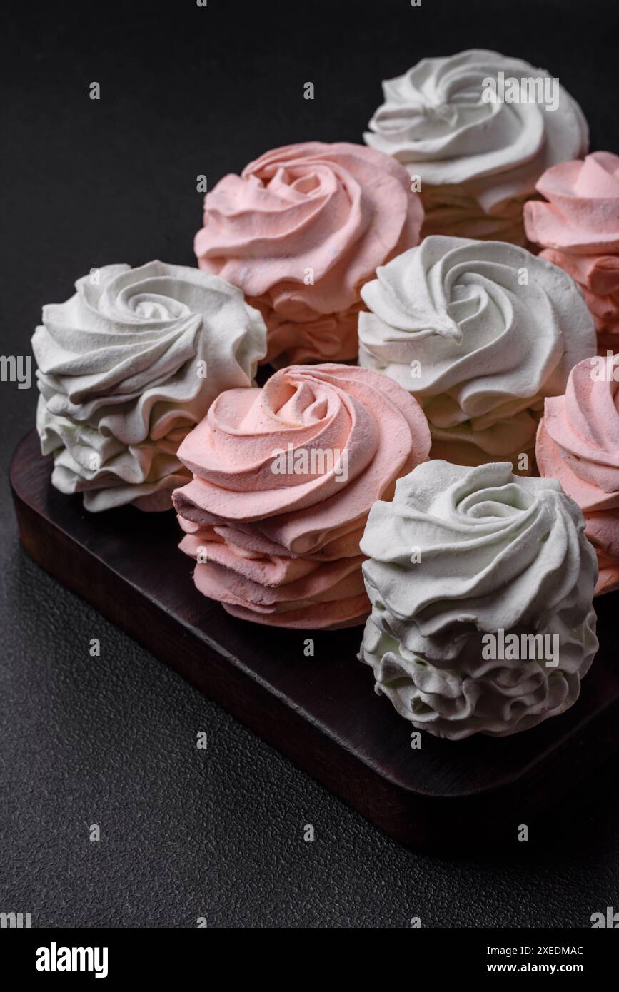 Köstliches süßes mehrfarbiges Marshmallow auf dunklem Betonhintergrund Stockfoto