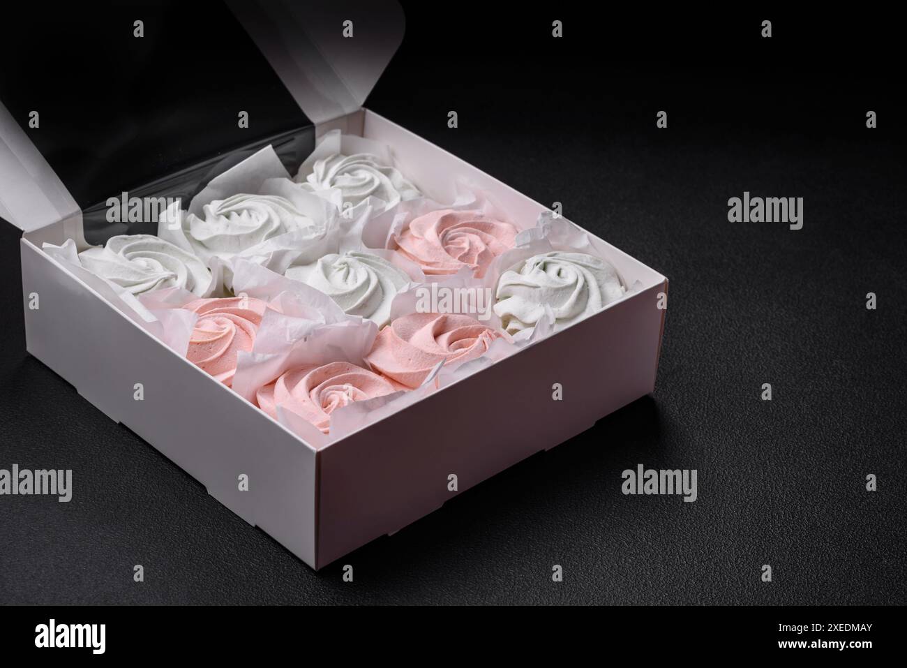 Köstliches süßes mehrfarbiges Marshmallow auf dunklem Betonhintergrund Stockfoto