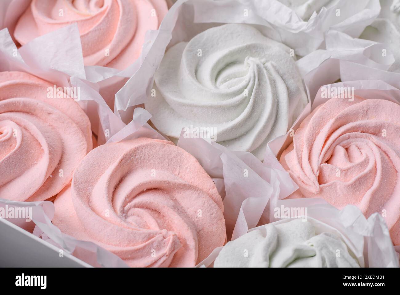 Köstliches süßes mehrfarbiges Marshmallow auf dunklem Betonhintergrund Stockfoto