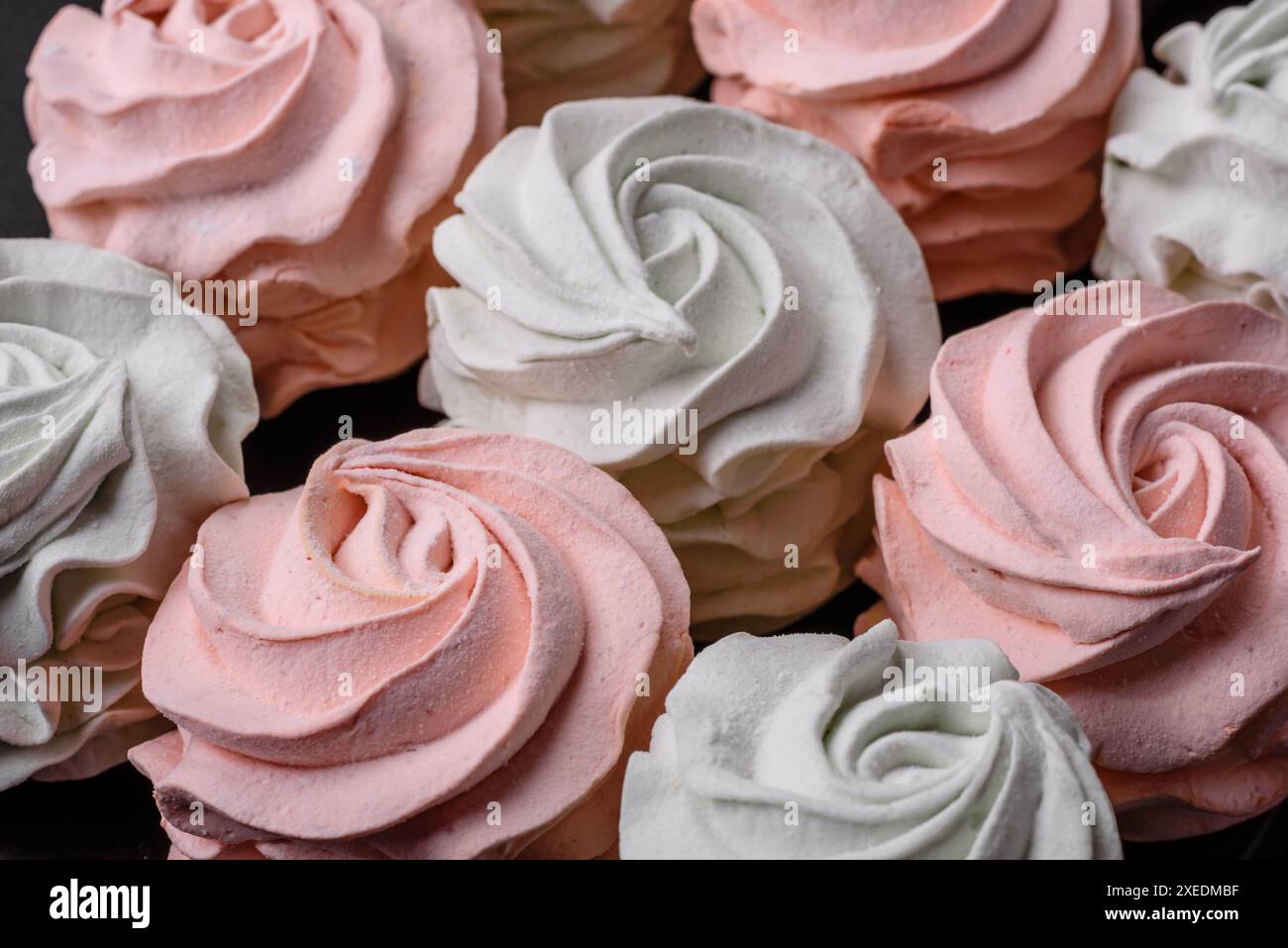 Köstliches süßes mehrfarbiges Marshmallow auf dunklem Betonhintergrund Stockfoto