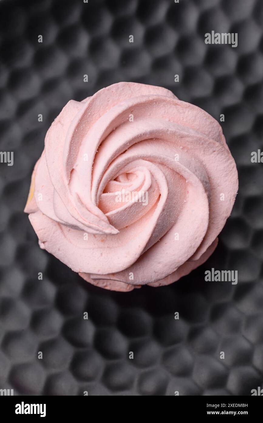 Köstlicher süßer Marshmallow auf dunklem Betonhintergrund Stockfoto