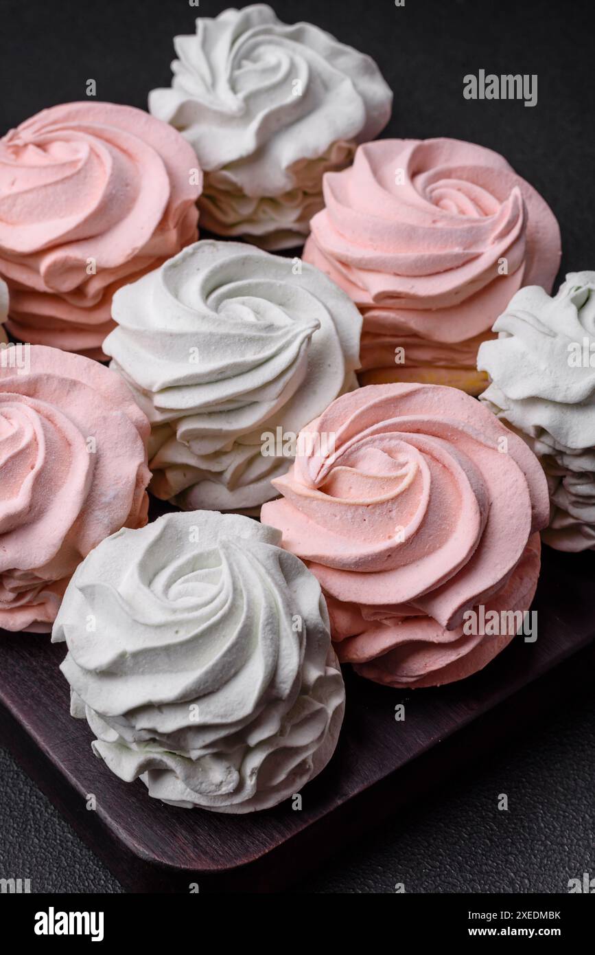 Köstliches süßes mehrfarbiges Marshmallow auf dunklem Betonhintergrund Stockfoto