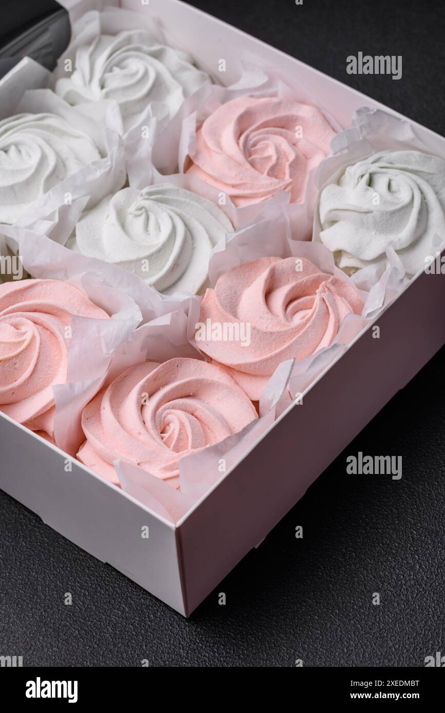 Köstliches süßes mehrfarbiges Marshmallow auf dunklem Betonhintergrund Stockfoto