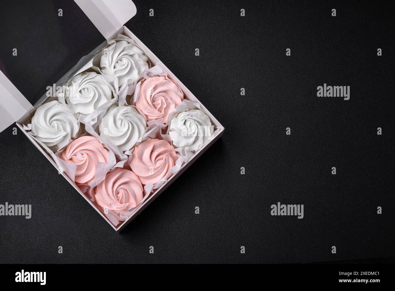 Köstliches süßes mehrfarbiges Marshmallow auf dunklem Betonhintergrund Stockfoto