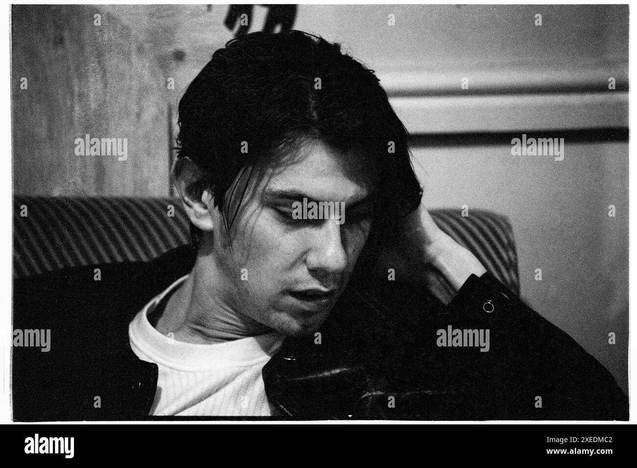 CHRIS ACLAND, LUSH, BATH HUB CLUB, 1994: Chris Acland (1966–1996) Schlagzeuger der britischen Band Lush Backstage im Dressing Room im Bath Hub Club in Bath, England, Großbritannien am 8. Juni 1994. Die Band tourte, um die Doppelveröffentlichung der beiden Singles Hypocrite und Desire Lines sowie ihres vielgelobten dritten Studioalbums Split zu unterstützen. Tragischerweise nahm sich Chris im Herbst 1996 das Leben und die Band kündigte später nach einer Zeit der Trauer ihren Split an. Foto: ROB WATKINS Stockfoto