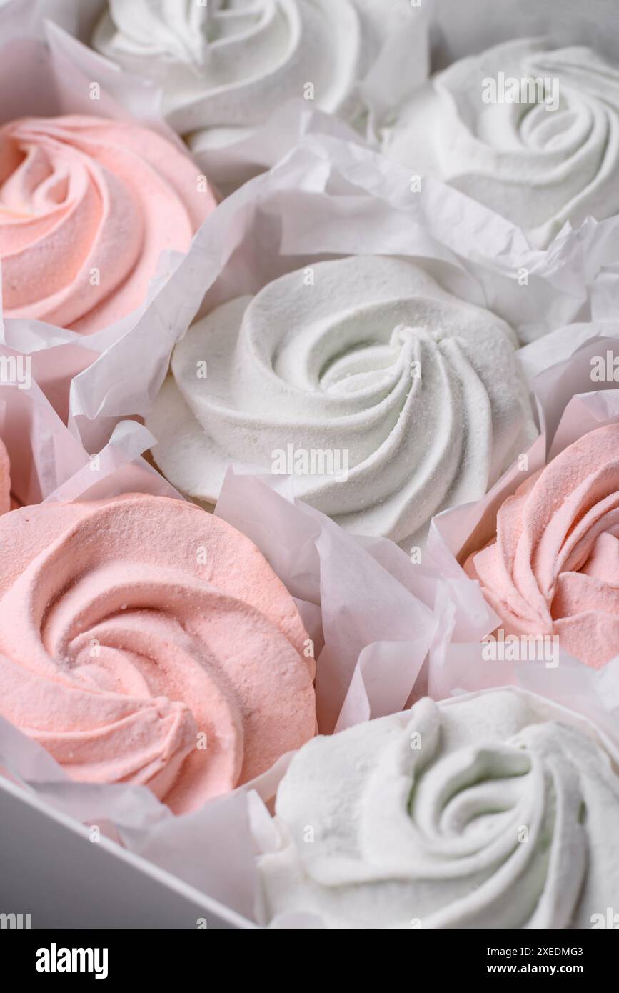 Köstliches süßes mehrfarbiges Marshmallow auf dunklem Betonhintergrund Stockfoto