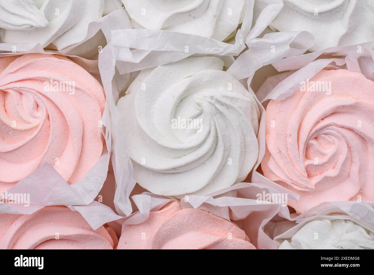 Köstliches süßes mehrfarbiges Marshmallow auf dunklem Betonhintergrund Stockfoto