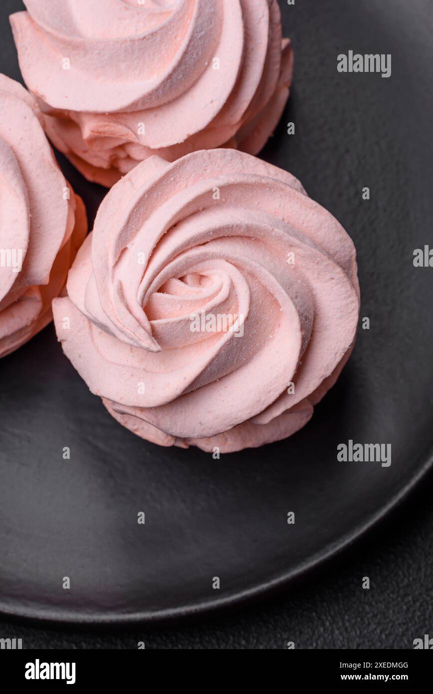 Köstlicher süßer Marshmallow auf dunklem Betonhintergrund Stockfoto