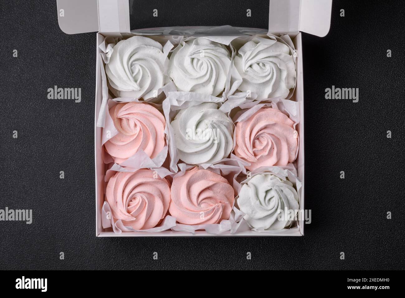 Köstliches süßes mehrfarbiges Marshmallow auf dunklem Betonhintergrund Stockfoto