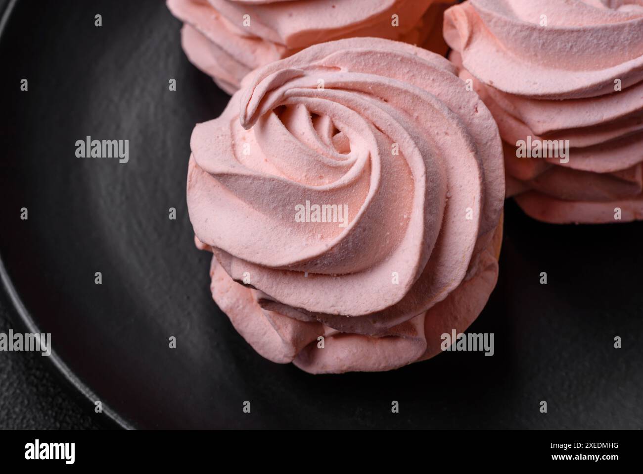 Köstlicher süßer Marshmallow auf dunklem Betonhintergrund Stockfoto