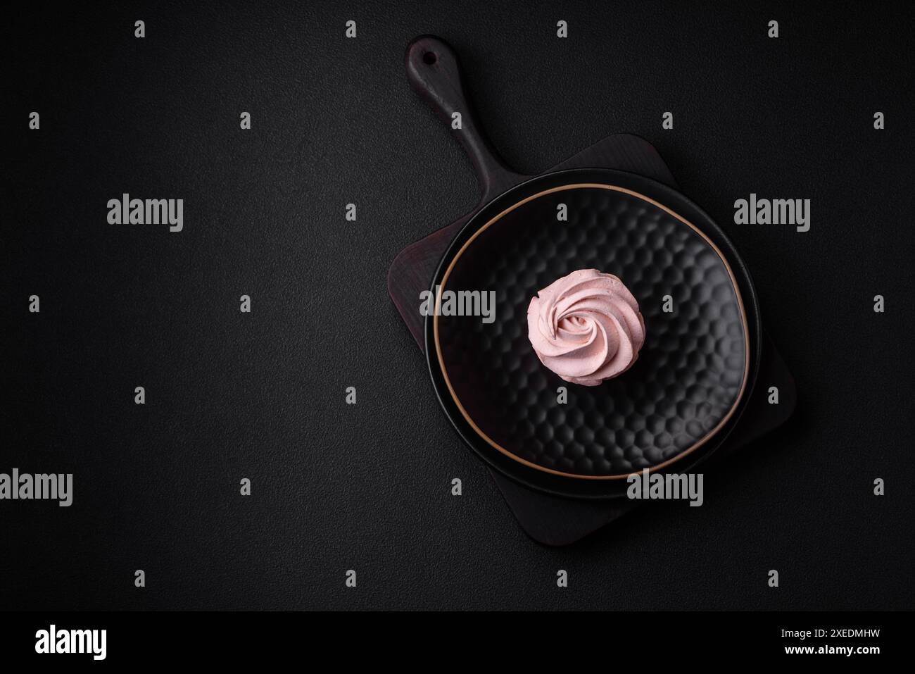 Köstlicher süßer Marshmallow auf dunklem Betonhintergrund Stockfoto