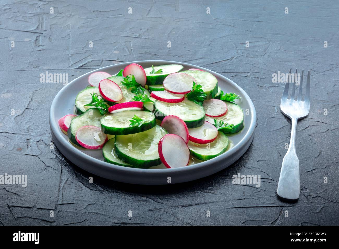 Frischer Gurken- und Rettichsalat mit Petersilie. Einfaches veganes Rezept Stockfoto