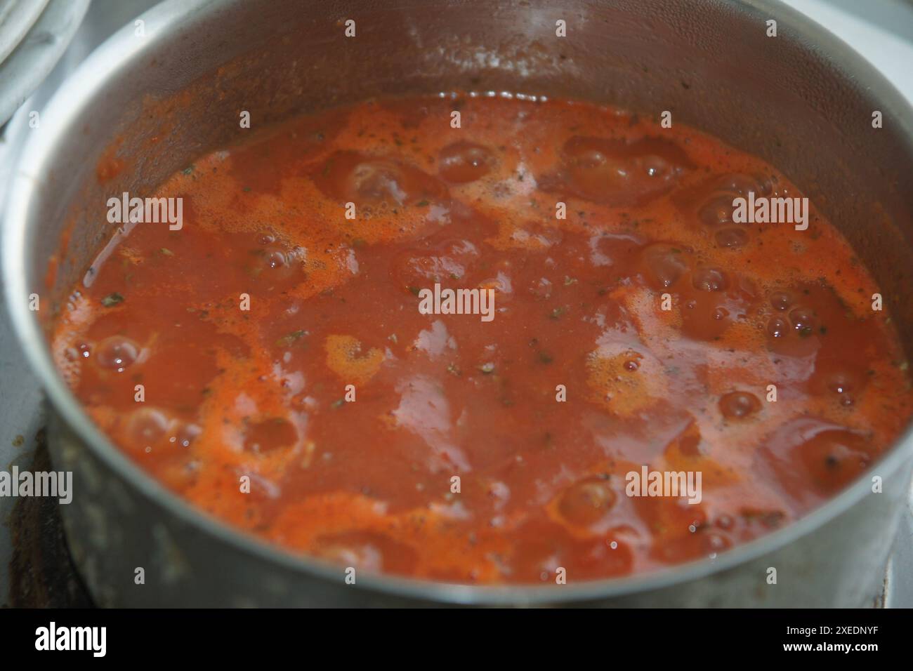 1-Euro-Mahlzeit, Solanum esculentum, Tomaten, Suppe Stockfoto