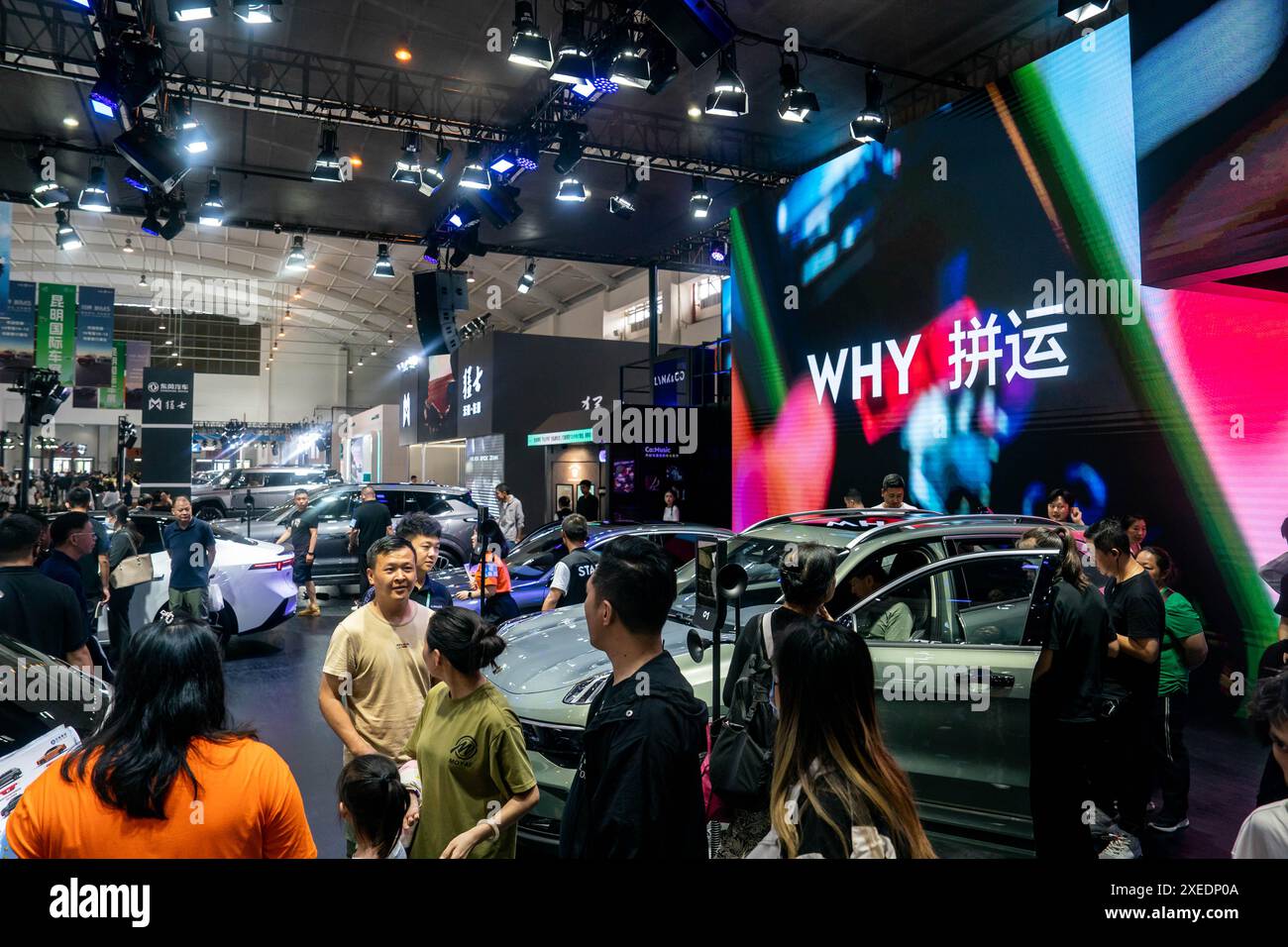 KUNMING, 27. Juni 2024 (Xinhua) -- Menschen besuchen die 25. China Kunming International Automobile Expo in Kunming, südwestchinesische Provinz Yunnan, 27. Juni 2024. Die fünftägige Veranstaltung begann am Donnerstag im Dianchi International Exhibition Center in Kunming und zog etwa 100 inländische und internationale Automobilhersteller an. (Xinhua/Hu Chao) Stockfoto