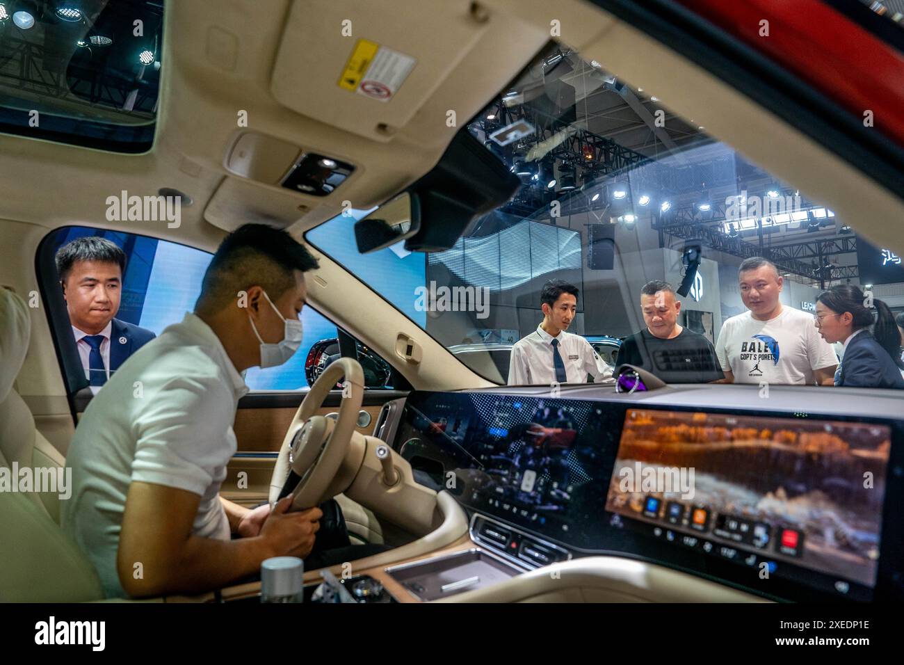 KUNMING, 27. Juni 2024 (Xinhua) -- Menschen besuchen die 25. China Kunming International Automobile Expo in Kunming, südwestchinesische Provinz Yunnan, 27. Juni 2024. Die fünftägige Veranstaltung begann am Donnerstag im Dianchi International Exhibition Center in Kunming und zog etwa 100 inländische und internationale Automobilhersteller an. (Xinhua/Hu Chao) Stockfoto