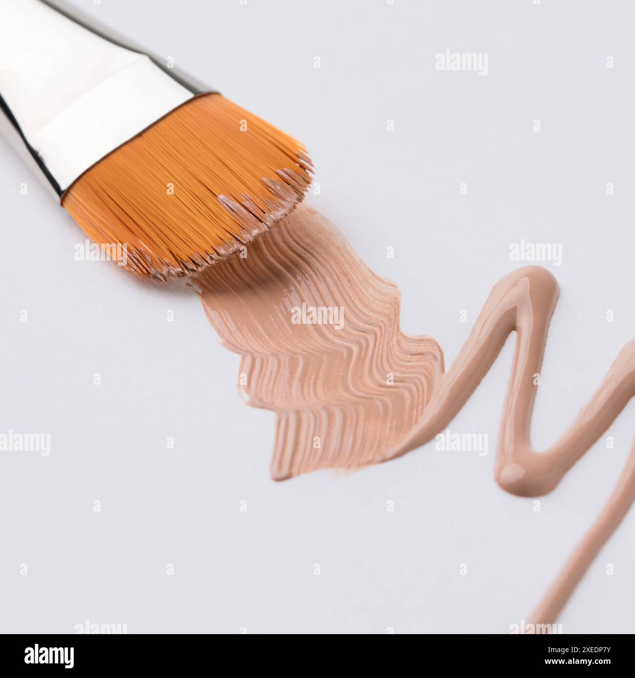 Make up Pinsel und beigefarbene Creme isolierte Sicht Stockfoto