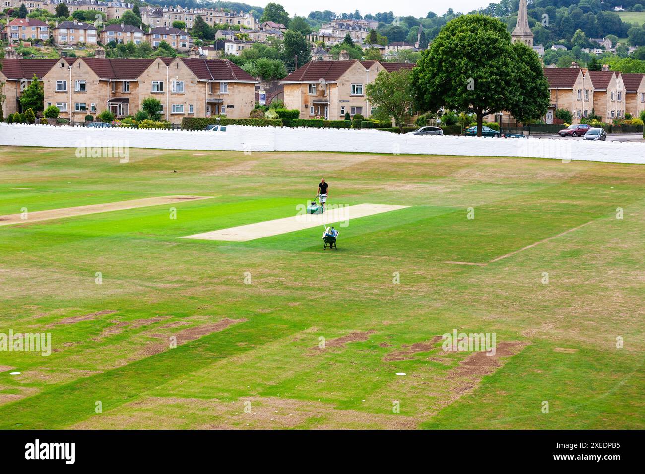 Bath, Vereinigtes Königreich - 4. Juli 2010 : Bath Cricket Ground. Der Grundmann mäht den Wicket-Bereich im Bath Cricket Club, um für das nächste Spiel bereit zu sein. Stockfoto