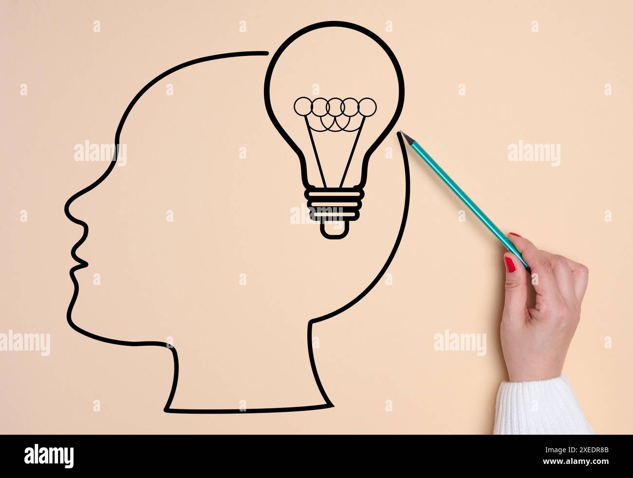 Silhouette eines menschlichen Kopfes und einer elektrischen Lampe, Konzept der Suche nach kreativen Ideen Stockfoto