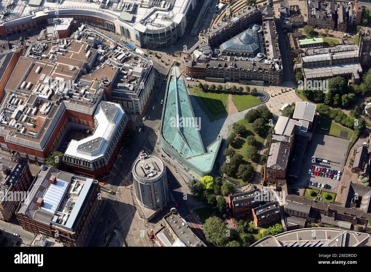 Blick aus der Vogelperspektive auf das Urbis Building, Heimat des National Football Museum, und Chetham's Library. Cathedral Gardens, Manchester Stockfoto