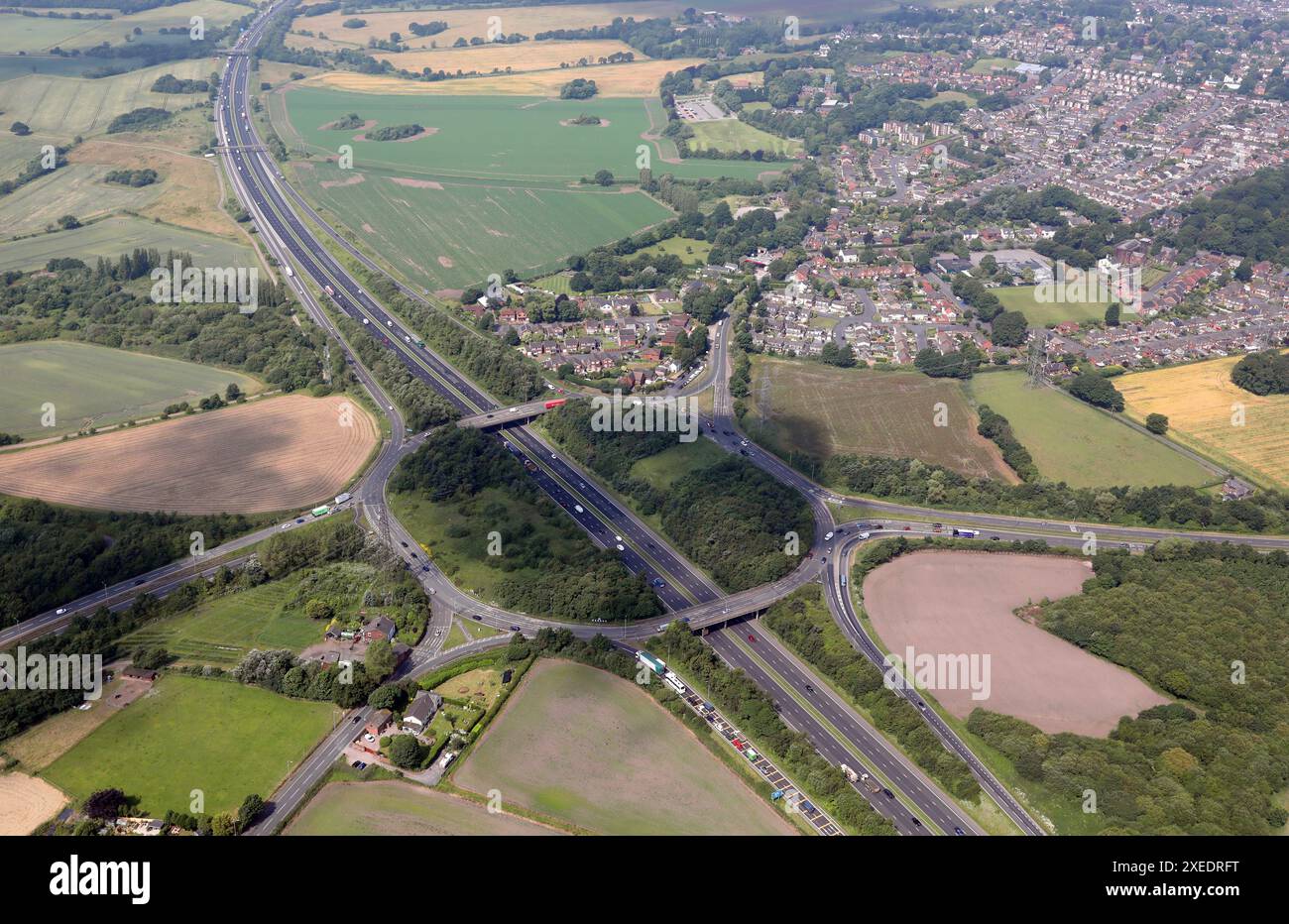 Aus der Vogelperspektive des Rainhill Stoops Interchange, Anschlussstelle 7 der M62 in Rainhill, Widnes, Großbritannien Stockfoto