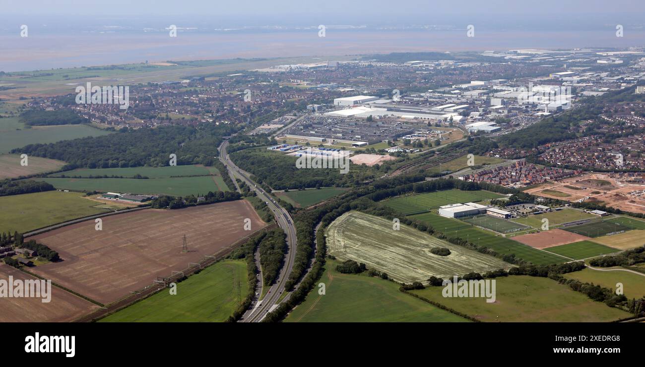 Aus der Vogelperspektive von Speke, Liverpool von Ost nach West in Richtung Jaguar Land Rover Halewood & Ford Getriebefabriken. John Lennon Airport in der Ferne Stockfoto