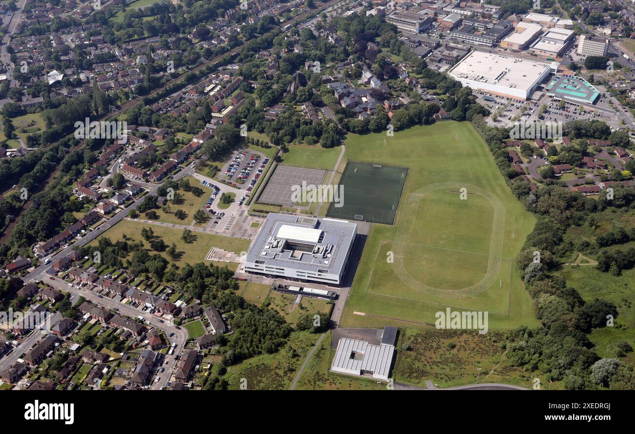 Luftaufnahme der Lord Derby Academy, einer Sekundarschule in Huyton bei Liverpool, Großbritannien Stockfoto