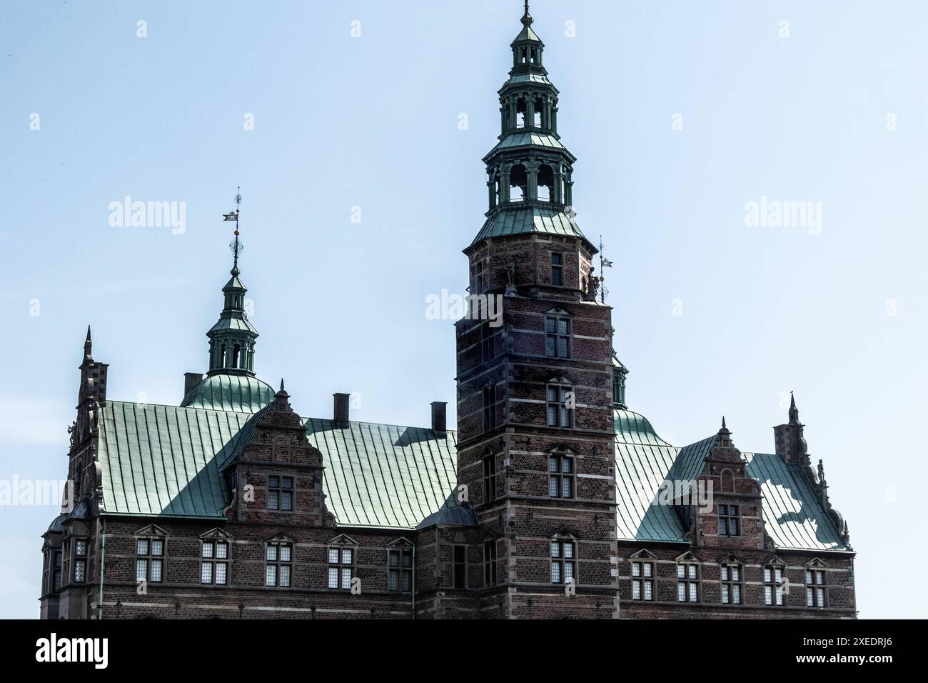 Rosenborg liegt im Zentrum von Kopenhagen. Mitten in Kongens haben die Lebenswächter die gesamte dänische Schatzkammer bewacht, die seit 400 Jahren die wertvollsten Schätze dänischer Könige und Königinnen betreut. Die Burg wurde 1606-1607 als Sommerhaus im Auftrag von Christian IV. Kopenhagen Rosenborg Kaserne Dänemark errichtet Copyright: XKristianxTuxenxLadegaardxBergx 2E6A4694 Stockfoto