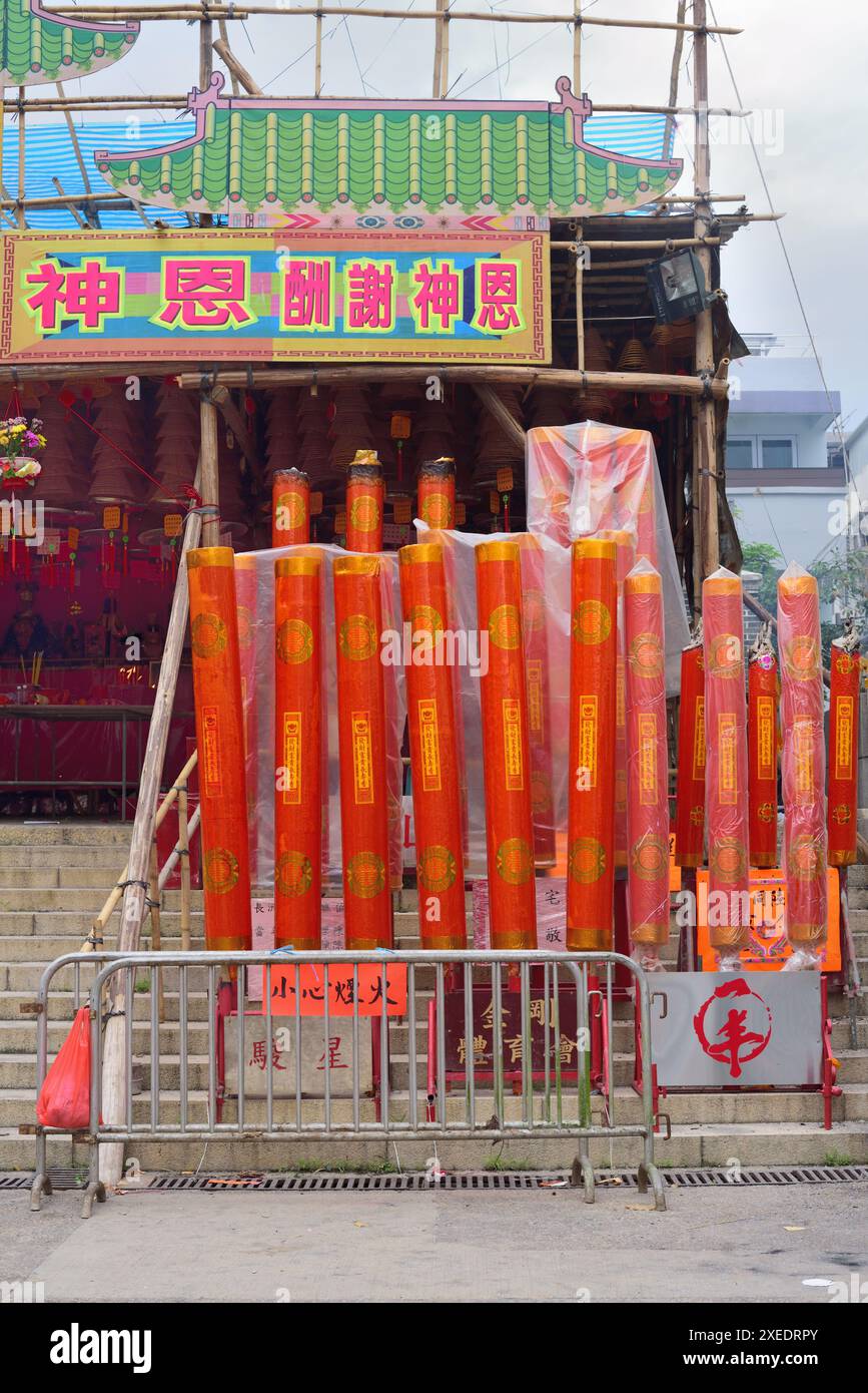 Traditionelles Angebot großer roter Räucherstäbchen während des Tai Ping Ching Jiu (auch bekannt als Bun Festival) auf Cheung Chau Island, Hongkong Stockfoto