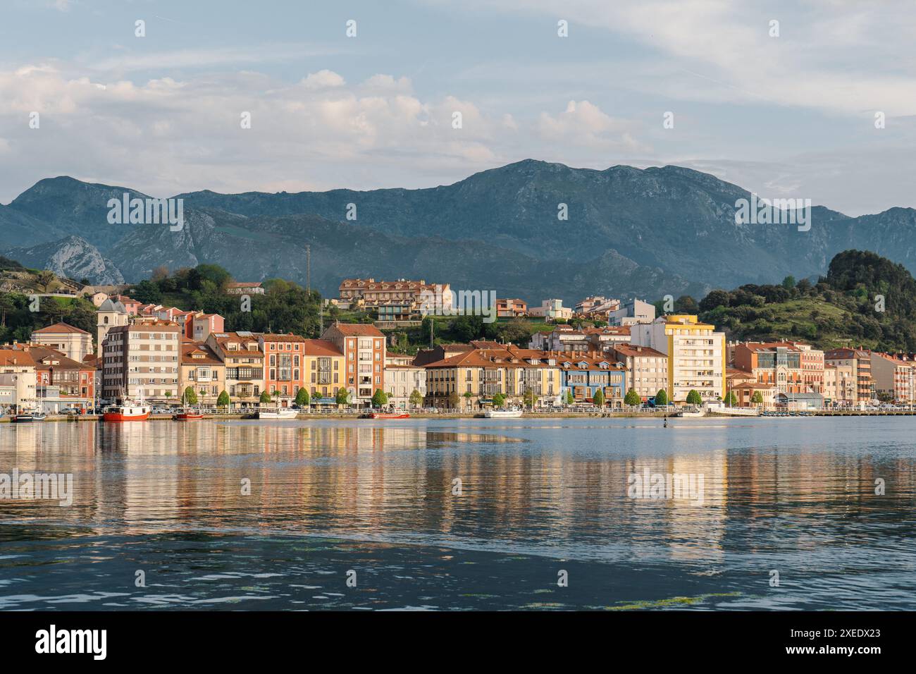 Blick auf Ribadesella, eine malerische Küstenstadt in Asturien, Spanien Stockfoto
