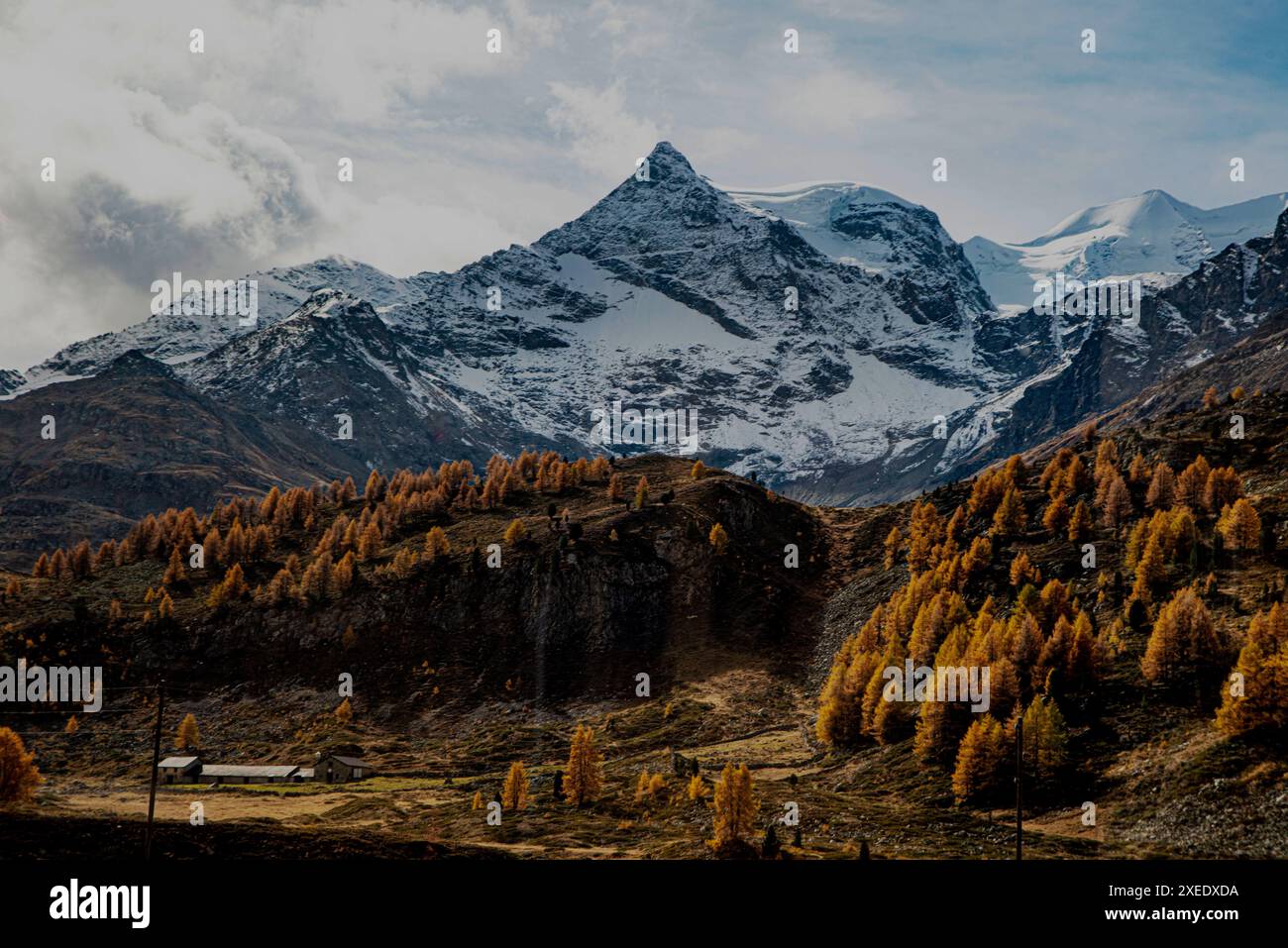 Schweizer Berggipfel mit Tal im Herbst entlang der Bernina Express-Zugstrecke fotografiert. Stockfoto