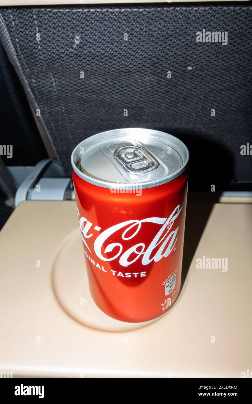 Dose of Coca-Cola auf dem Tisch serviert - Flugzeugsitz in Flug Boeing 787-10 Stockfoto