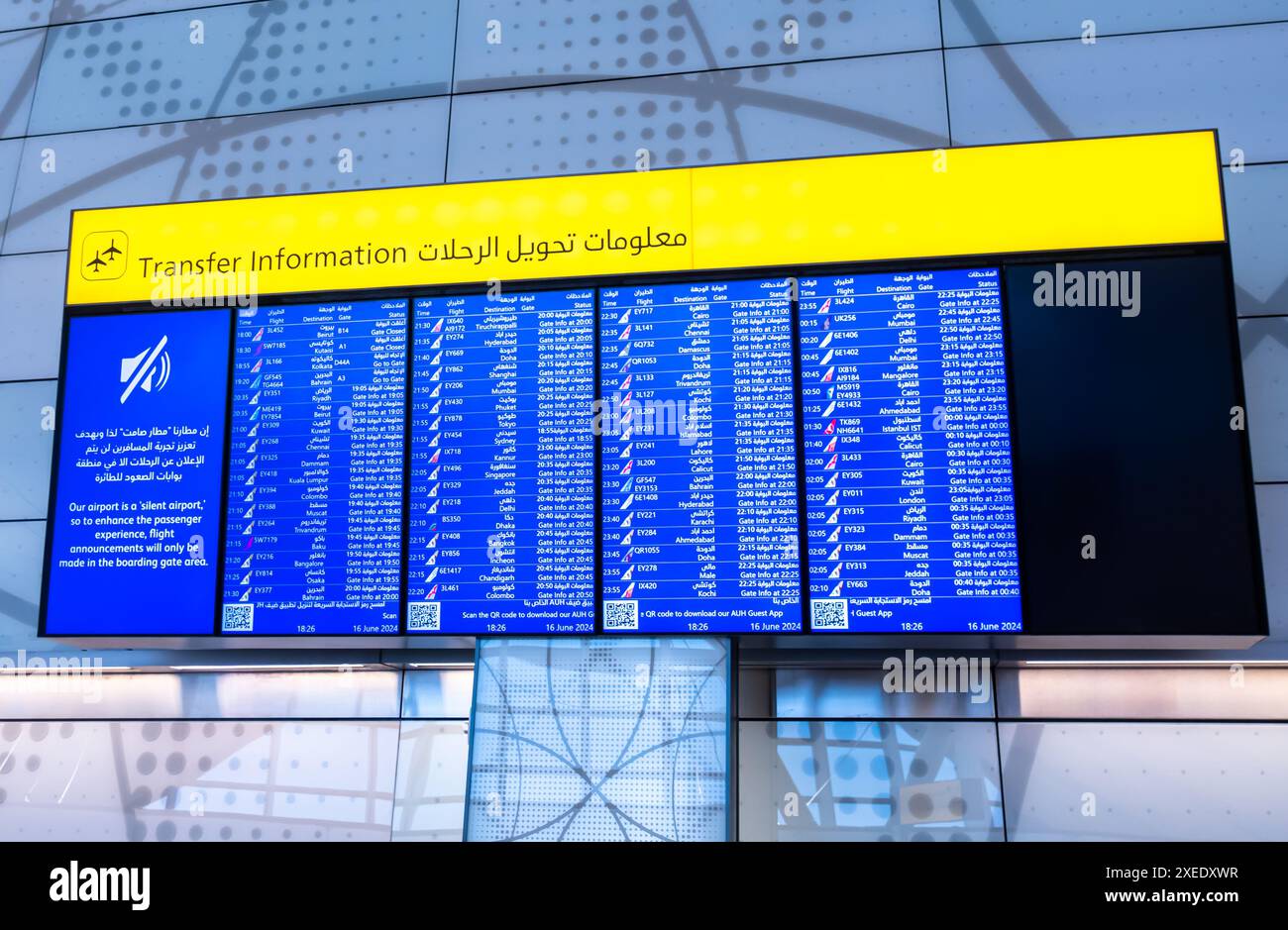 Abflugterminal des Flughafens Abu Dhabi, Transferinformationen, Fluginformationen, Flughafen Zayed, Abu Dhabi, VAE. Rauchverbot Stockfoto