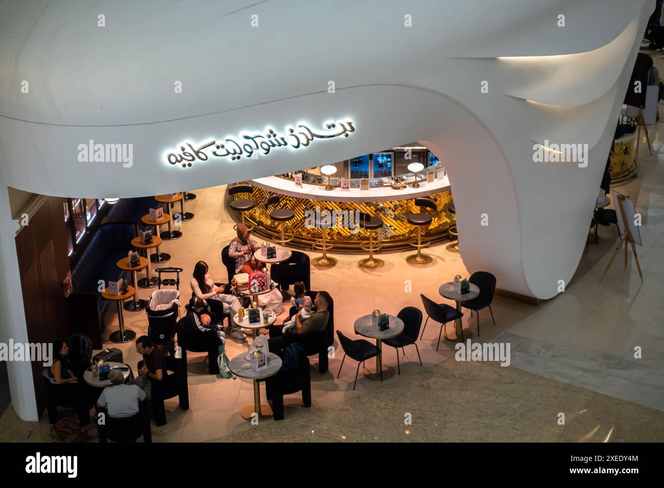 Cafeteria Café, Schokoladenrestaurant mit Schild auf Arabisch im internationalen Flughafen Zayed, Abu Dhabi, VAE, Vereinigte Arabische Emirate, Asien Stockfoto