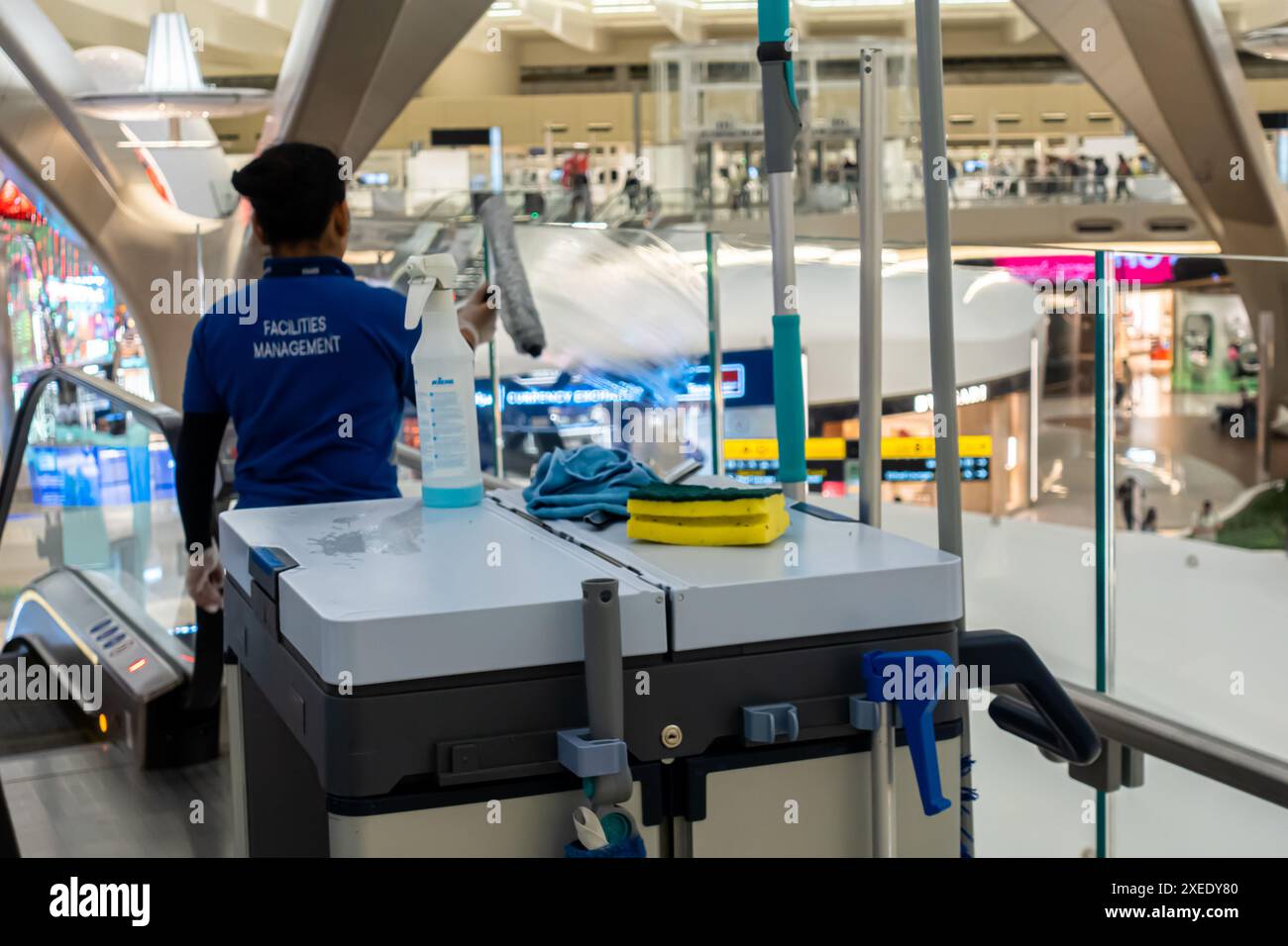 Arbeitende weibliche Mitarbeiter putzen Fenster in Zayed International Airport, Abu Dhabi, VAE, Vereinigte Arabische Emirate, Asien Stockfoto