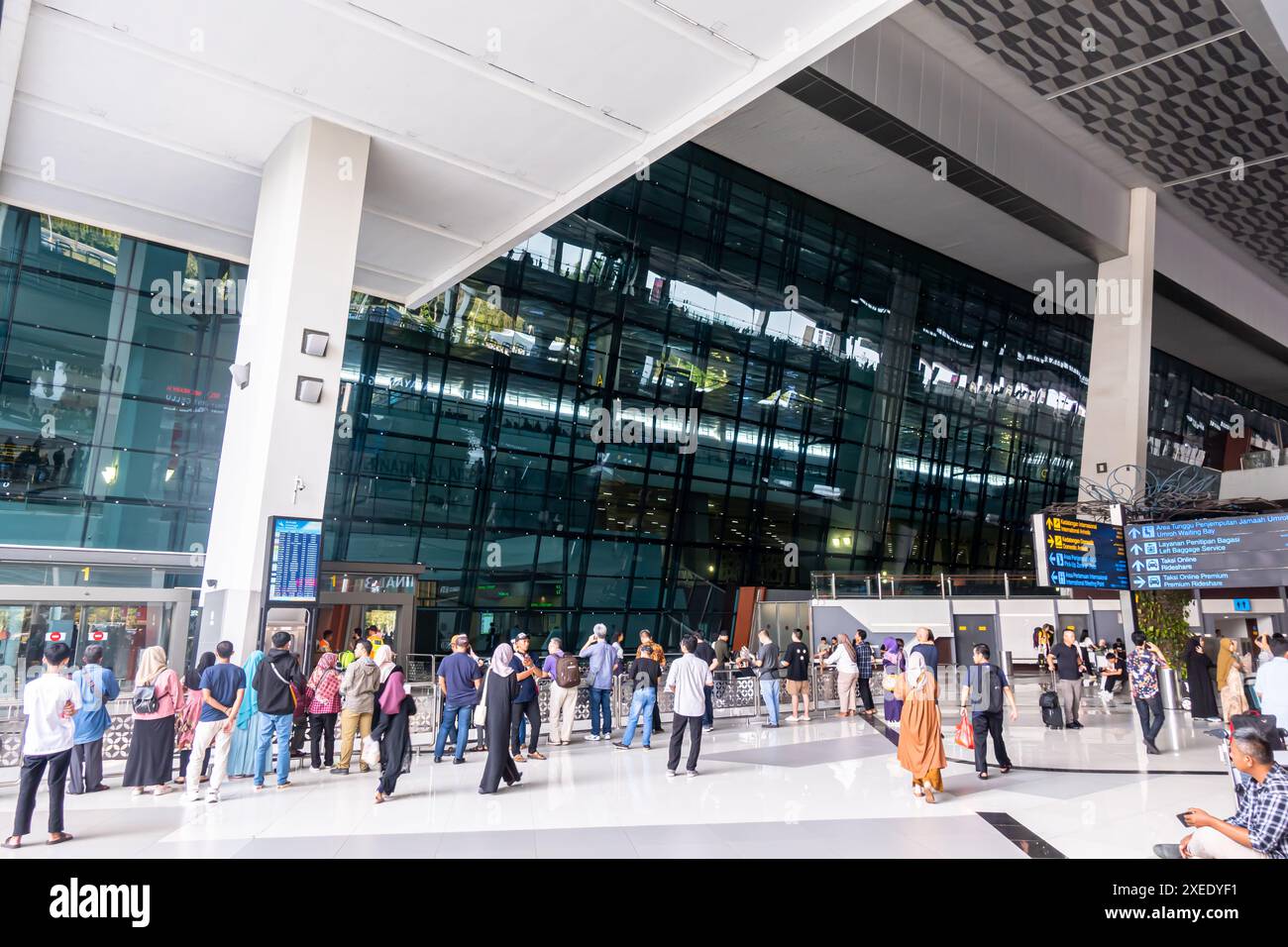Reisende, außerhalb des CGK Soekarno–Hatta International Airport Jakarta Indonesia Stockfoto